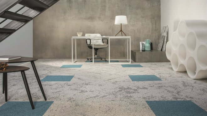 Dalles de moquette structurée Zoom HD 601, collection Macro Micro Peak to marble, qui offrent l’effet d’une matière minérale, combinées à des motifs Scope 607 et Vision 607. Gamme Vision avec fils 100 % recyclés Econyl et fil teint dans la masse pour la collection Zoom HD, très résistante à la décoloration.