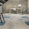 Dalles de moquette structurée Zoom HD 601, collection Macro Micro Peak to marble, qui offrent l’effet d’une matière minérale, combinées à des motifs Scope 607 et Vision 607. Gamme Vision avec fils 100 % recyclés Econyl et fil teint dans la masse pour la collection Zoom HD, très résistante à la décoloration.