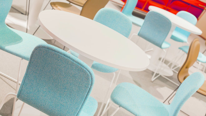 Tables modulaires de la gamme Meeting Collection qui permettent de choisir différentes formes de plateaux et hauteurs, chez Haworth. Chaises Hi Pad, revêtues de tissu. Création Jasper Morison pour Cappellini.