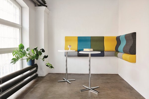 Lean in, support vertical qui permet de s’adosser et s’appuyer en douceur. Cet élément mural est adapté aux petits espaces ou zones de passage de courtes pour remplacer des sièges trop encombrants. Edition Kinnarps.