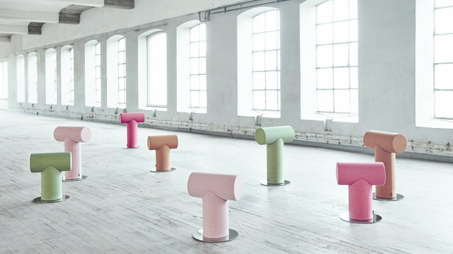 Mister T, tabouret qui permet de s’asseoir sur le bord ou à califourchon. Dans une salle, plusieurs éléments permettent de créer une dynamique qui favorise les échanges, l’interaction et la conversation.  Edition Kinnarps.