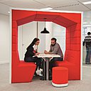 Alcôve acoustique Railway Spacestor qui absorbe le bruit des conversations grâce à son revêtement intérieur. A son design façon cabine de train s’ajoutent une connection « plug and play », des options haut-parleurs Bluethooth ou un écran. Edition Moore.