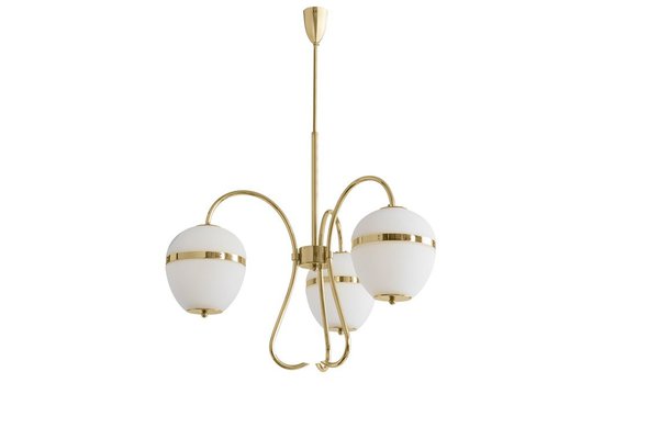 Haut de gamme. En laiton poli non verni, il conserve avec le temps sa belle patine naturelle. Le verre soufflé bouche est sculpté à la scie diamant. Du grand art ! Triple lustre China 02, prix sur demande, Magic Circus Editions.