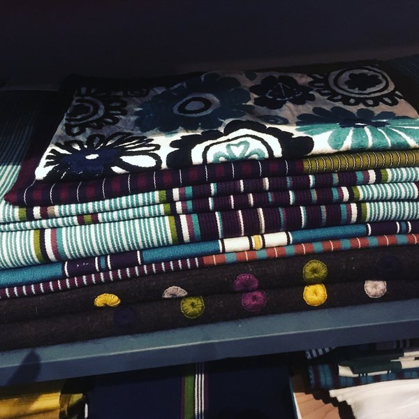 Les tissus brodés, tissés, sont harmonieusement mis en scène