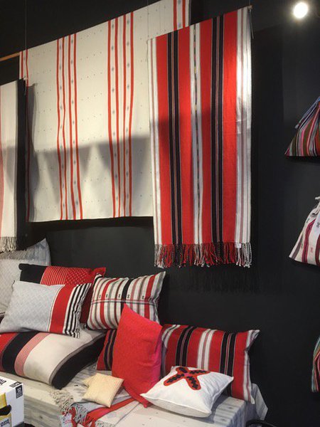 Gamme de rouge, blanc et bleus.