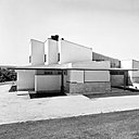 « Petite à l’extérieur et grande à l’intérieur » selon les souhaits de son propriétaire, avec toit en pente, maison Louis Carré à Bazoches-sur-Guyonne dans l’ouest parisien. Création Alvar Aalto, 1956-1959, 1961-1963.