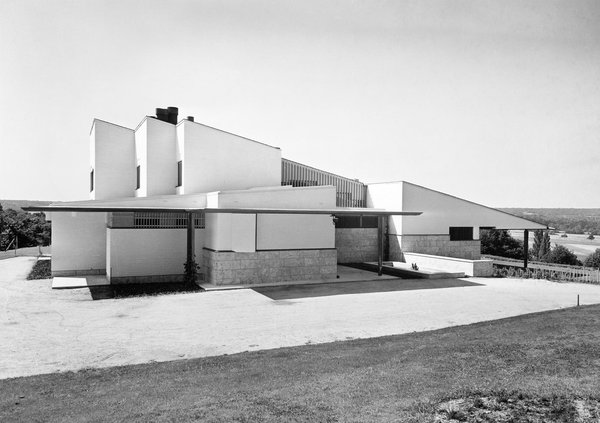 « Petite à l’extérieur et grande à l’intérieur » selon les souhaits de son propriétaire, avec toit en pente, maison Louis Carré à Bazoches-sur-Guyonne dans l’ouest parisien. Création Alvar Aalto, 1956-1959, 1961-1963.