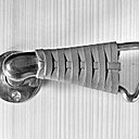 Gros plan sur une poignée de porte recouverte d’un tressage de cuir de la maison Louis Carré, à Bazoches-sur-Guyonne en région parisienne. Création Alvar Aalto, 1956-1959, 1961-1963.