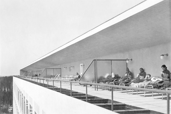 L’aile la plus longue du Sanatorium pour tuberculeux de Paimio, accueillant les chambres de patients, est orientée  vers le sud-est. Elle est reliée à son extrémité orientale à un solarium. Création Alvar Aalto, 1928-1933.