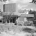 Avec ses façades en couvertes de teck et de pin, la Villa Mairea à Noormarkku, en Finlande, offre un plan en U comprenant un espace d’habitation en L à l’est, et un sauna à l’ouest, reliés par une galerie couverte d’un toit végétal. Alvar Aalto, 1938-1939.