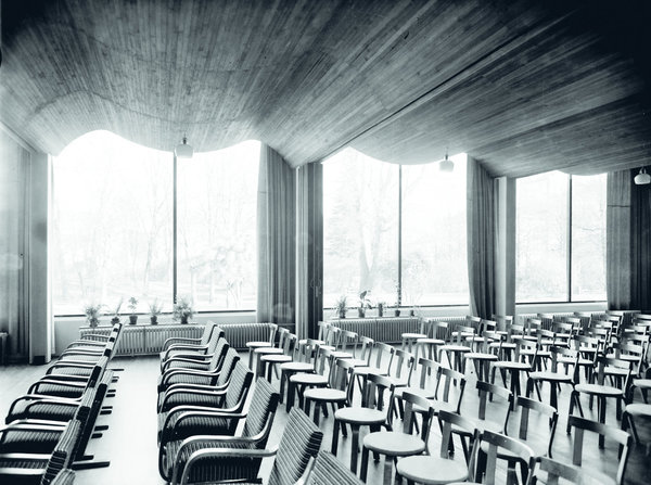 Les formes ondulantes et organiques du plafond en bois de l’auditorium de la bibliothèque municipale de Viipuri (Vyborg) sont déterminées par des exigences acoustiques. Création Alvar Aalto, 1927-1935.