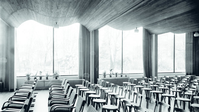 Les formes ondulantes et organiques du plafond en bois de l’auditorium de la bibliothèque municipale de Viipuri (Vyborg) sont déterminées par des exigences acoustiques. Création Alvar Aalto, 1927-1935.