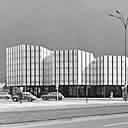 Reprenant le tracé de la ligne d’une forêt, façades en marbre blanc de Carrare et pierre bleue du centre culturel Wolsburg en Allemagne. Création Alvar Aalto, 1958-1962.
