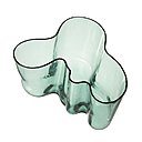 Appelé aussi vase Aalto du nom de son designer (qui signifie vagues), les contours ondoyants du vase Savoy reprennent ceux des robes en peau des Esquimaudes. Ils ont été esquissés d’un seul coup de crayon. Création Alvar Aalto, 1936.