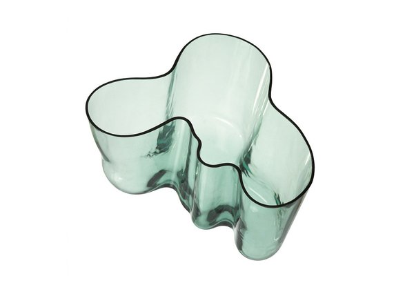 Appelé aussi vase Aalto du nom de son designer (qui signifie vagues), les contours ondoyants du vase Savoy reprennent ceux des robes en peau des Esquimaudes. Ils ont été esquissés d’un seul coup de crayon. Création Alvar Aalto, 1936.