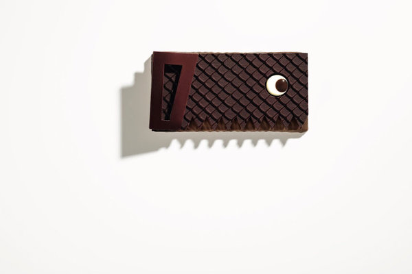 Le poisson scie tranche dans le vif chocolat noir, praliné, lait aux amandes.