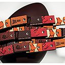 L’œuf d'eau douce en chocolat noir est décoré de 34 petits poissons est un œuf géant en édition limitée L48 cm x51 cm.