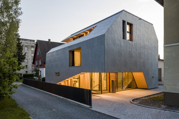 Enveloppe aux reflets d’argent d’une maison autrichienne lauréate réalisée en VMZ Ecailles-AZENGAR, création de l’agence Hoffenscher Architekten