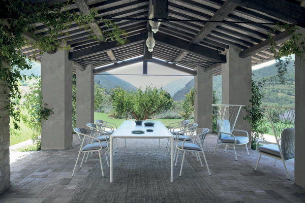 Extensible. Conçue pour recevoir de nombreux invités, elle est dotée de deux rallonges de 50 cm. Les lignes courbes des chaises avec leur dossier tressé adoucissent l’austérité de la table. Table, collection Terramare, création Chiaramonte-Marin, aluminium, prix sur demande, Emu.