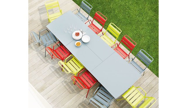 Extra longue. Elégante et généreuse, elle peut accueillir jusqu’à 12 personnes confortablement installées. Elle se plie et se déplie en un coup de main grâce à son système d’allonge centrale papillon pratique et sécurisé. Plateau résistant aux rayures, UV et chocs. Table à rallonge Slim acier 3 coloris, 1960 € Fermob.