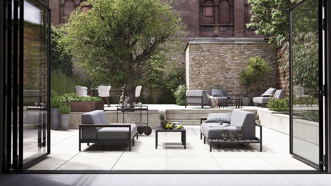 Minimaliste. L’un des côtés est ouvert avec un coin table basse, très fonctionnel. Ensemble de jardin Rome, module avec accoudoir, acier lustré, accoudoirs en eucalyptus, 1299 €, table basse en aluminium, à partir de 369 €, Bo Concept.