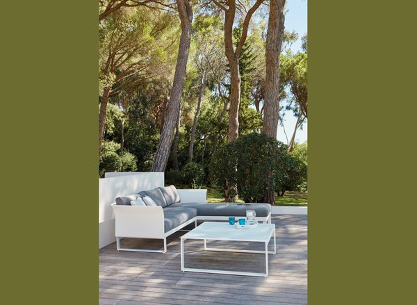 Modulable. Avec seulement 7 éléments de structure, les combinaisons qu’offre la collection sont infinies. Collection Komfy, création Éric Carrère, 1940 € la méridienne, Sifas.