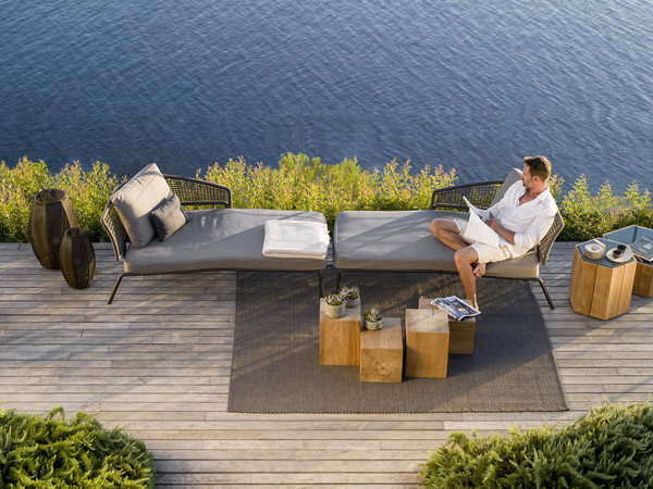 Ode à la nature. Séduit par la chaussée des Géants, gigantesque formation géologique d’Irlande du Nord inscrite au patrimoine mondial de l’UNESCO, le designer a créé cette série de tables basse pour l’extérieur. Le support en teck est calqué sur la géométrie des colonnes de basalte hexagonales de ce miracle de la nature. Tables basses Hexagon, création Marc Merckx, teck, pierre de lave, émail, à partir de 598 €, Tribu.