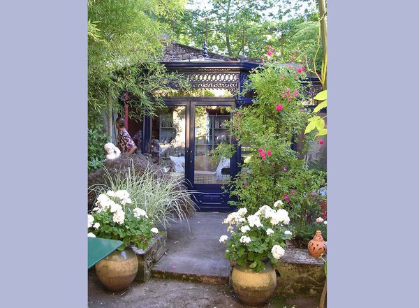 Véranda de style victorien Art Déco, modèle Vaise, avec poteaux et frise en fonte d’aluminium, chez Spoto Véranda.