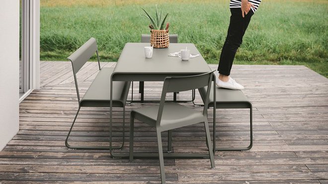 Pour composer une salle à manger d’extérieur, chaises empilables, banc 4 places et table de repas (jusqu’à 10 personnes) en acier électrozingué et piètement aluminium. Meubles démontables avec traitement très haute protection indice 22 (cataphorèse) avec peinture anti-UV 100 % polyester cuite au four. Collection Bellevie, création Pagnon et Pelhâtre, chez Fermob.