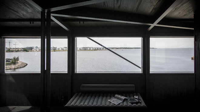 Situé sur le front de mer à Nordhavn, l’intérieur offre la contemplation de l’océan à perte de vue et un panorama unique sur le port de Copenhague. Lit de repos en cuir, Align, Menu.