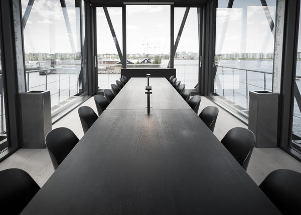 Dans la salle de réunion, tables Snaregade en enfilade, création Studio Norm, éditées par Menu.