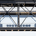 La salle de réunion, baptisée « Glass box » semble suspendue dans les airs.