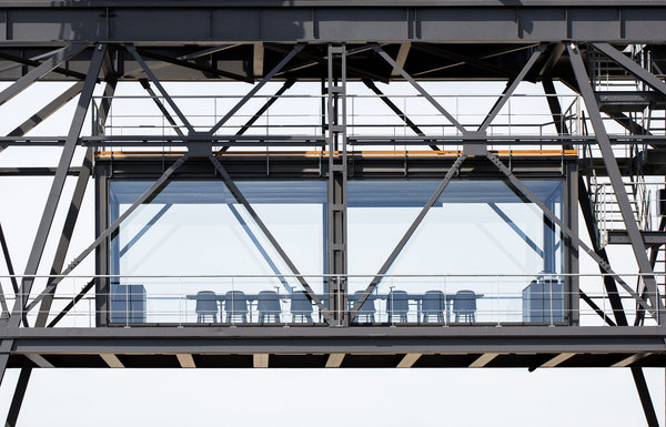 La salle de réunion, baptisée « Glass box » semble suspendue dans les airs.