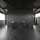 Dans la salle à manger, chaises Synnes, création Falke Svatun, éditées par Menu. Des rangements et placards intégrés ont été aménagés pour former un véritable cocon de bois, au veinage mis en valeur.