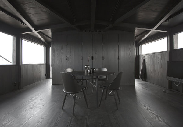 Dans la salle à manger, chaises Synnes, création Falke Svatun, éditées par Menu. Des rangements et placards intégrés ont été aménagés pour former un véritable cocon de bois, au veinage mis en valeur.