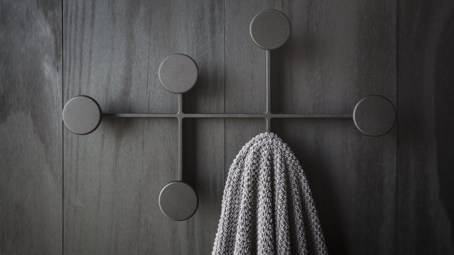 Le design géométrique et graphique des patères et porte-serviettes Afteroom (création Afteroom chez Menu) s’accordent avec l’esprit épuré de l’espace. Edition Menu.