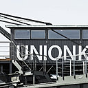 La reconversion de cette grue déplacée fait partie d’un programme de réhabilitation de plusieurs bâtiments industriels comme The Silo, Harbour House, The Signing Room ou The Island Paper, démarré en 2005.