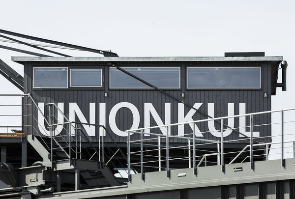 La reconversion de cette grue déplacée fait partie d’un programme de réhabilitation de plusieurs bâtiments industriels comme The Silo, Harbour House, The Signing Room ou The Island Paper, démarré en 2005.