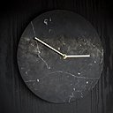 Ici les objets, rigoureusement sélectionnés, deviennent des œuvres d’art. Horloge murale en marbre, création Norm Architects, verres Stacktable, vaisselle New Norm, le tout chez Menu.
