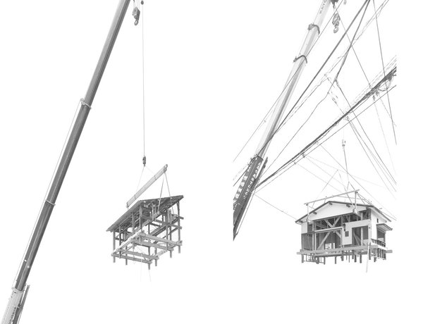 Construction du Home of the Elderly, composé de maisons traditionnelles japonaises aux proportions différentes. Elles forment une sorte de village où les résidents, des personnes âgées, peuvent retrouver leurs marques.