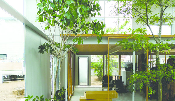 Rez-de-chaussée de la House with Plants, maison–jardin composant un véritable paysage intérieur. Cette habitation privée, construite pour un couple de jeunes mariés dans l’est du Japon, est percée de larges ouvertures en verre.