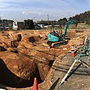 Construction de la Maison et Restaurant à Yamaguchi au Japon, un bâtiment commandé par un chef cuisinier qui réunit lieu de vie et de travail. L’architecte a utilisé le sol comme moule pour creuser de profonds cratères destinés à être remplis de béton pour édifier une sorte de rocher.