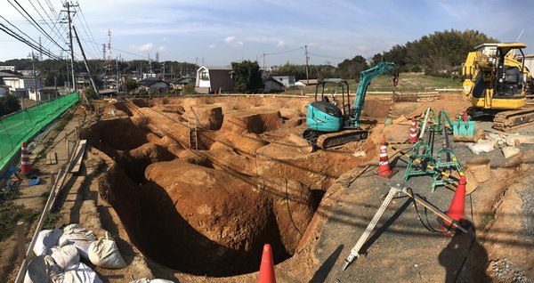 Construction de la Maison et Restaurant à Yamaguchi au Japon, un bâtiment commandé par un chef cuisinier qui réunit lieu de vie et de travail. L’architecte a utilisé le sol comme moule pour creuser de profonds cratères destinés à être remplis de béton pour édifier une sorte de rocher.