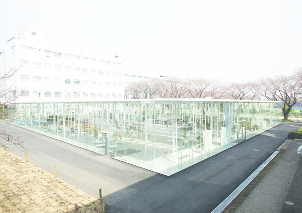 Intérieur de l’atelier des étudiants de l’Institut de Technologie de Kanagawa (KAIT) fermé par des murs de verre, dépourvu de cloisons intérieures et jalonné par plus de 300 colonnes très fines, évoquant l’organisation organique d’une forêt.