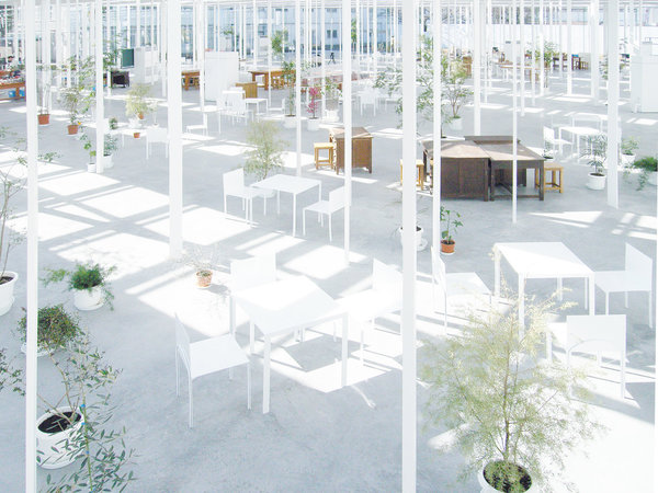 A l’intérieur de l’atelier des étudiants de l’Institut de Technologie de Kanagawa (KAIT), l’apparente irrégularité des colonnes délimite les espaces de travail sans les cloisonner.