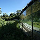 Le centre d’accueil des visiteurs du Park Groot Vijversburg aux Pays-Bas, dépourvu de colonnes, repose sur de simples parois de verre dont la courbe assure à elle seule la stabilité de la structure.