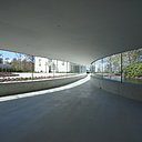 Le centre d’accueil des visiteurs du Park Groot Vijversburg aux Pays-Bas offre un impact minime sur l’environnement. En partie enfoui dans le sol, il se fond dans le paysage.