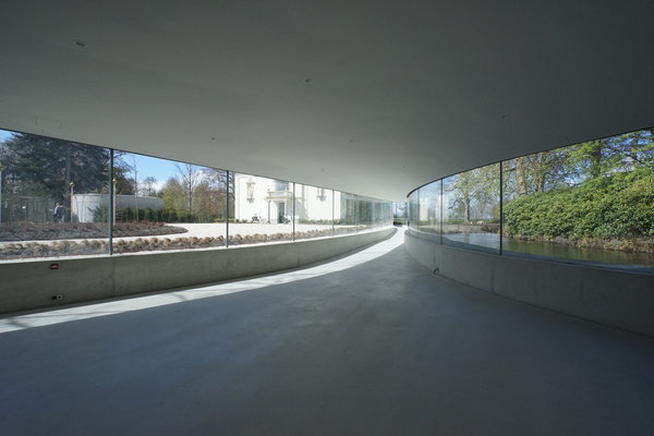 Le centre d’accueil des visiteurs du Park Groot Vijversburg aux Pays-Bas offre un impact minime sur l’environnement. En partie enfoui dans le sol, il se fond dans le paysage.