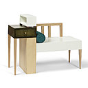 Le meuble d’entrée polyvalent Apparat fait tour à tour office de siège, de vide-poches, de table d’appoint ou petit secrétaire, en référence aux meubles pour les anciens téléphones fixes. Collection Helmut, création Sapide.