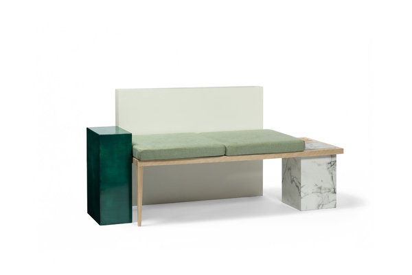 La banquette constructiviste Düsseldorf est composée de différents blocs de matière délimitant les espaces. Le bois brut contraste avec les laques travaillées à la main et la dureté du marbre dialogue avec le moelleux des coussins. Collection Helmut, création Sapide.